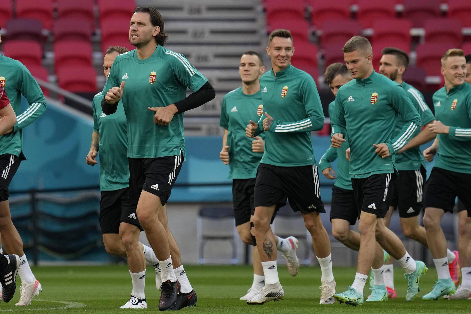 匈牙利球队在国际赛事中大破对手，遥遥领先