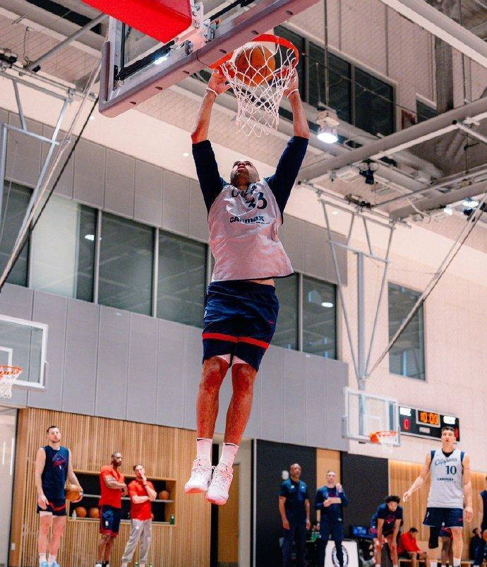 西蒙斯绝杀时刻，冲击季后赛点燃赛场，步行者迎来胜利！