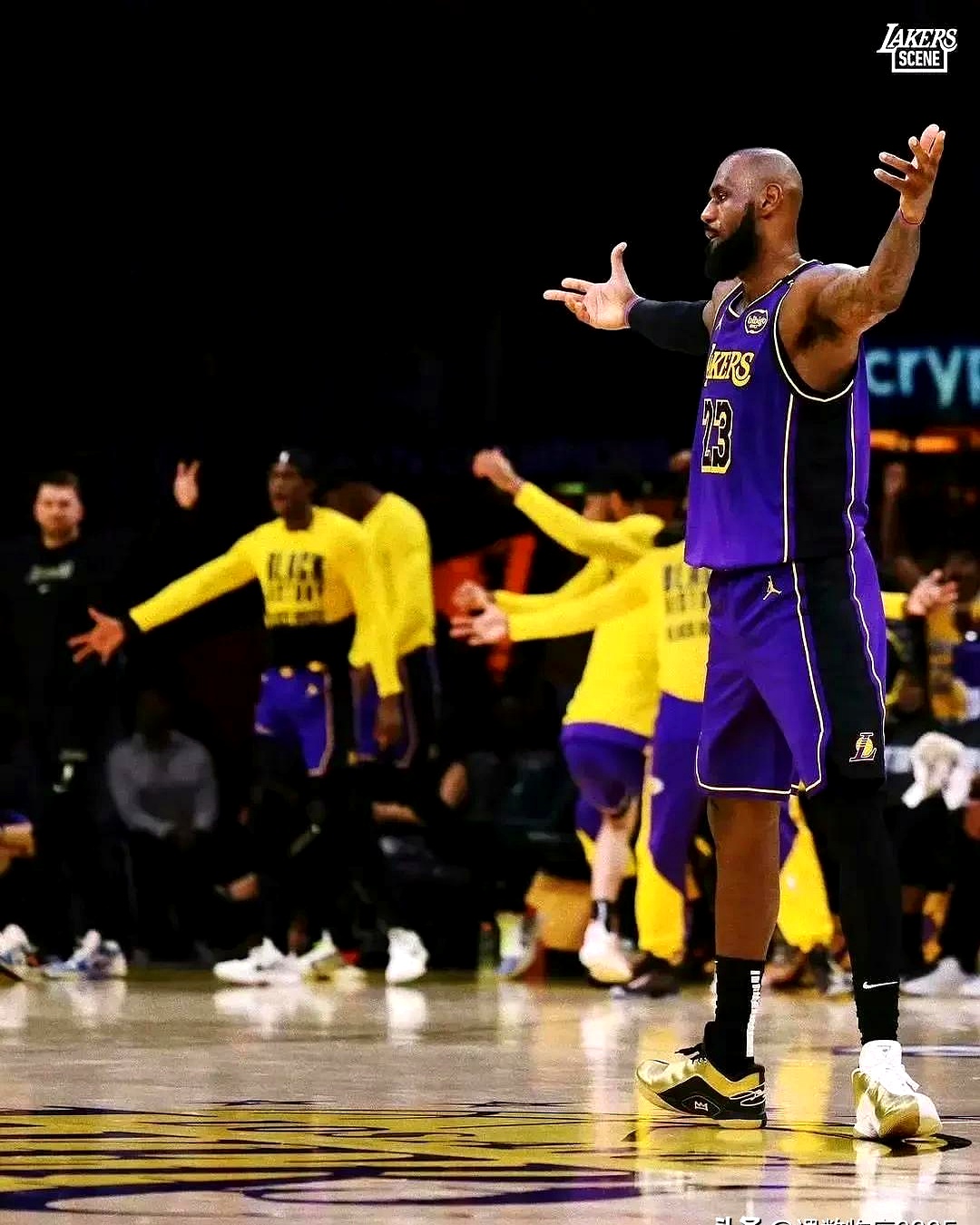  詹姆斯回归赛场，赛况扑朔迷离首场状态亮眼，阿森纳观众沸腾！